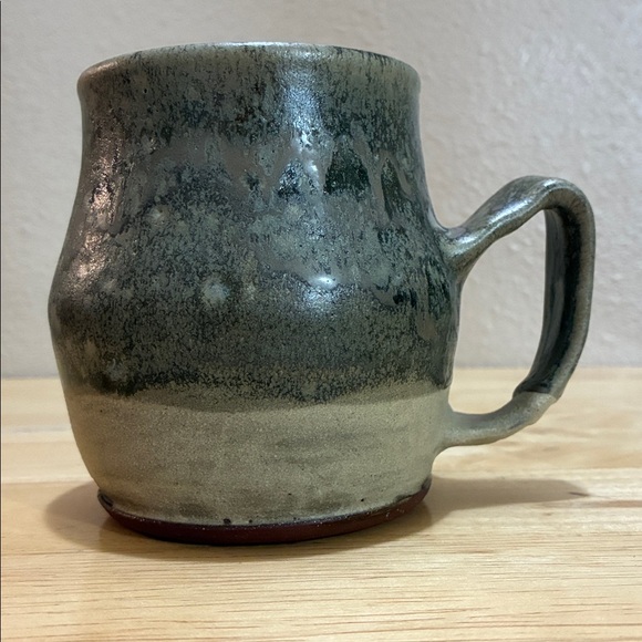Handcrafted mug with eye on it. Red clay green and grey glaze No signature - Picture 3 of 10